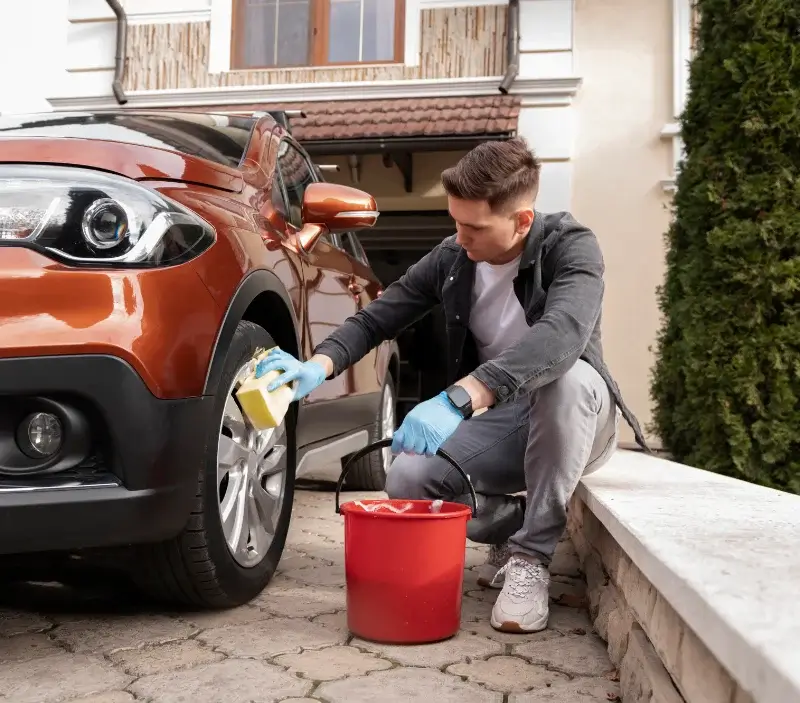 Lavage auto à domicile Sucy-en-Brie : professionnel intervenant sur un véhicule